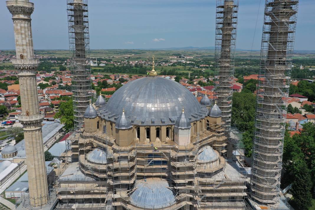 Selimiye Camisi'nin ana kubbe aleminin montajı tamamlandı 10